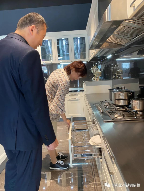 热烈欢迎成都富森美家居副董事长刘云华一行莅临指导