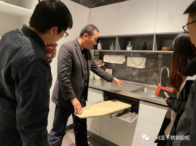 热烈欢迎蛟川街道宣传办莅临卡利亚参观指导
