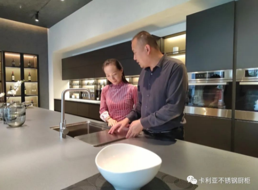 热烈欢迎广东省橱柜业商会秘书长钟娟一行莅临卡利亚参观交流